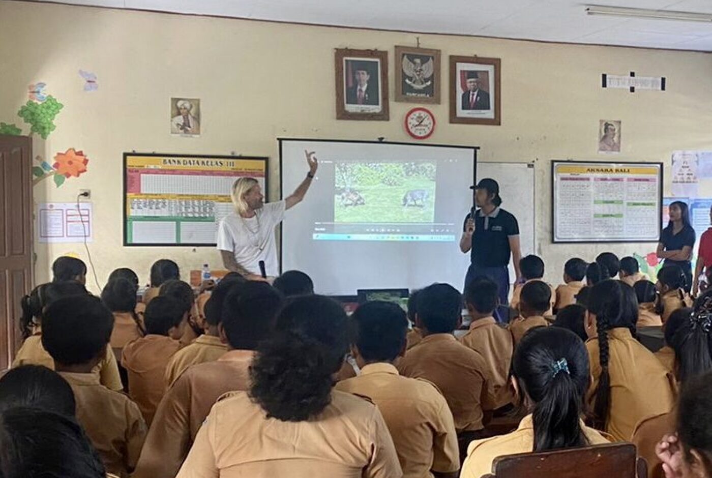 Stephan Mairesse leading a bite-prevention workshop at a school in Bali
