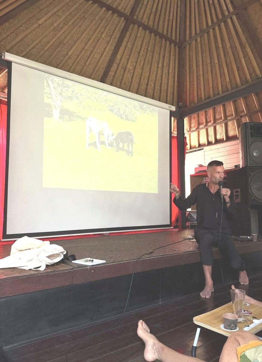 Stephan Mairesse giving a talk on dog behavior at a workshop
